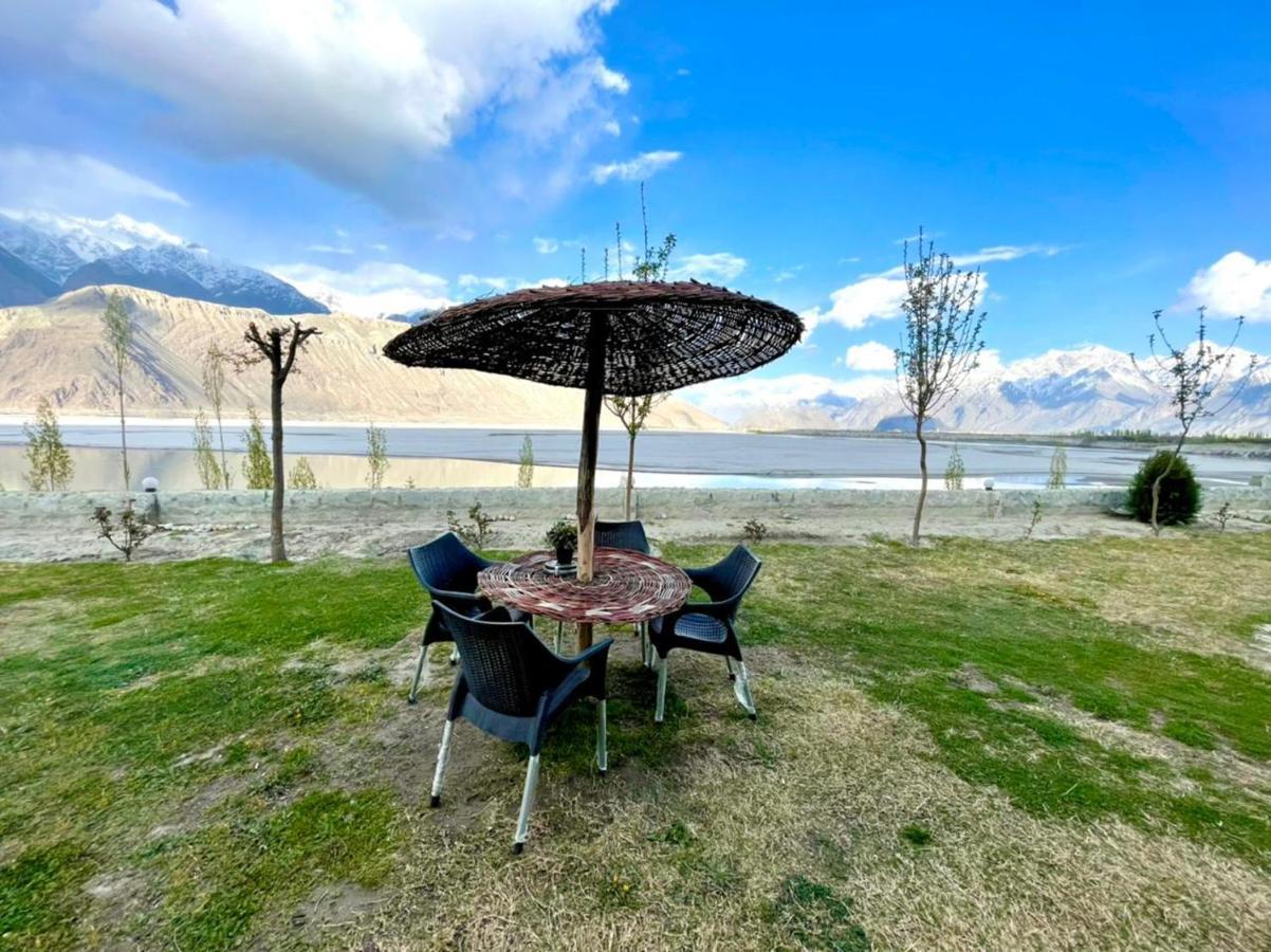 Indus View Hotel Скарду Екстер'єр фото