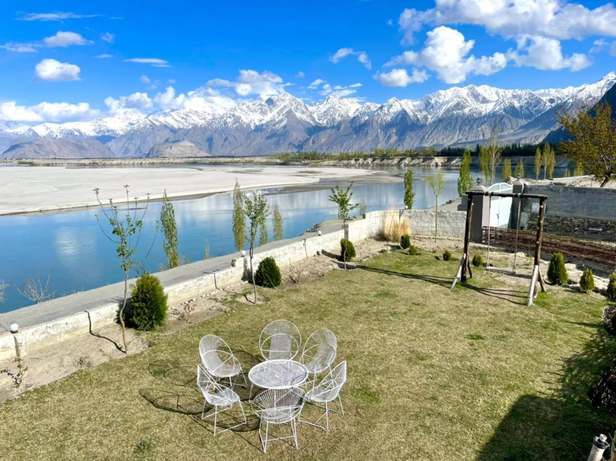 Indus View Hotel Скарду Екстер'єр фото